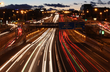 Fototapeta na wymiar autopistas y trafico nocturno