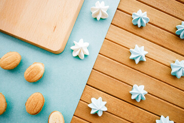 Confectionery for coffee on a wooden table. White marshmallows and shortcrust pastry cookies. 