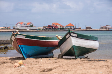 Barcas de pesca en la costa de la Bah&iacute;a Das Gatas en la isla de San Vicente, Cabo Verde