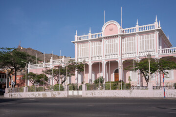 Palacio del pueblo en el centro urbano de la ciudad de Mindelo capital de la isla de San Vicente en...