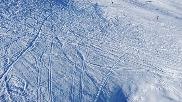 Vue de haut d&rsquo;une piste de ski avec skieur