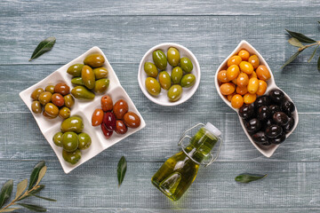Variety of green and black whole olives.