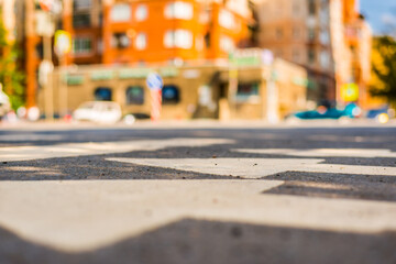 Obraz premium Summer in the city, the cars passing by on the road. View from the pedestrian crossing level