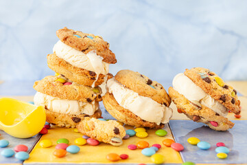 Eiscreme Sandwich mit Schokolinsen