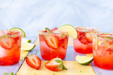 Frischer Cocktail mit Erdbeere - 433650790