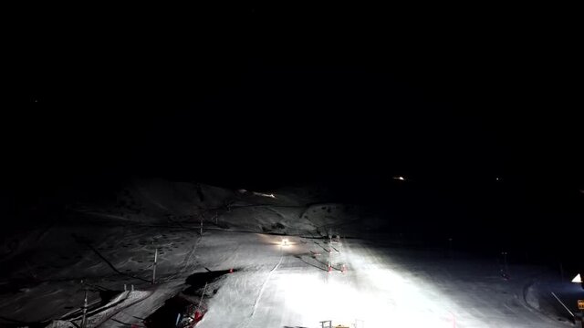 Dameuses au travail dans la station de ski La Toussuire en hiver