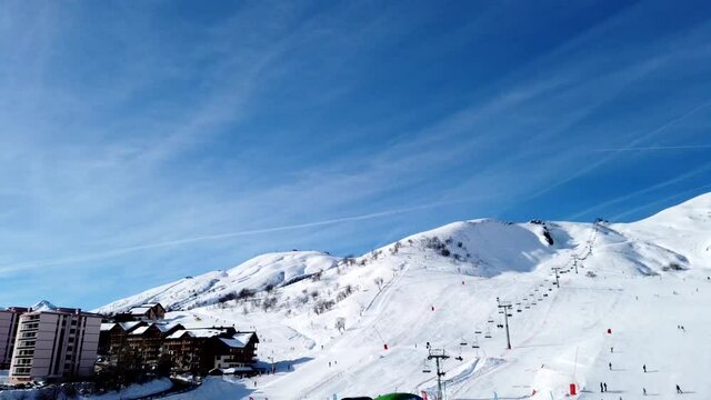 timelapse en station de ski avec un beau ciel bleu et quelques nuages &agrave; la Toussuire dans les alpes fran&ccedil;aises