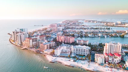 Photo sur Plexiglas Clearwater Beach, Floride Panorama of city Clearwater Beach FL. Summer vacations in Florida. Beautiful View on Hotels and Resorts on Island. Blue color of Ocean water. American Coast or shore Gulf of Mexico. Sky after Sunset.