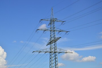 Strommast mit Leitungen