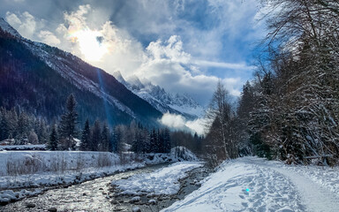 Panorama enneigé et ensoleillé le long de la rivière près du Mont-Blanc