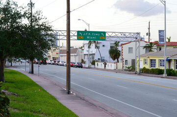 Fototapeta premium One way to go to Miami