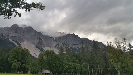 Obraz premium Der Dachstein in Ramsau in den Wolken .