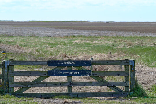 Fence to a nature reserve,Noard-Fryslan Butendyks, Friesland, Holwerd, The Netherlands. A sign with the Dutch text, Welcome, It Fryske Gea. It Fryske Gea a association for nature protection Friesland.