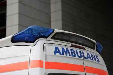 Fototapeta Ambulans medyczny wgotowości do akcji czeka na ratowników.  obraz