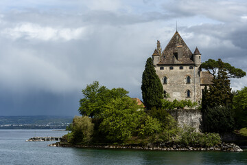 Fototapeta na wymiar the castle of Yvoire is built on a point overlooking Lake Geneva, France