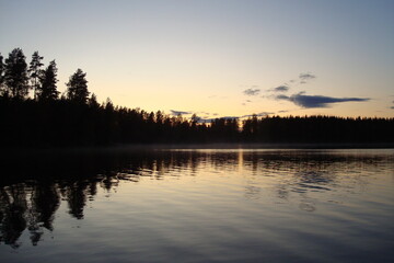 See in Finnland am Abend