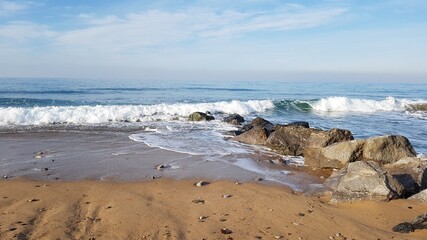 Fototapeta na wymiar Muy bonita playa de Beart en Francia con agua limpia de color azul y cielo azul