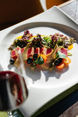 Tataki tuna fillet with vegetables 