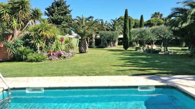 jardin m&eacute;diterran&eacute;en avec piscine