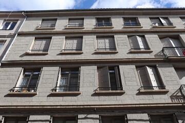 Fototapeta na wymiar Immeuble typique vu de l'extérieur, ville de Saint Chamond, département de la Loire, France