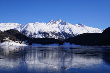 Fototapeta na wymiar Berge im Winter (St. Moritz)