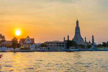 Fototapeta premium BANGKOK, THAILAND, 8 JANUARY 2020: Beautiful sunset over the Temple of Wat Arun