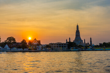 Fototapeta premium BANGKOK, THAILAND, 8 JANUARY 2020: Beautiful sunset over the Temple of Wat Arun