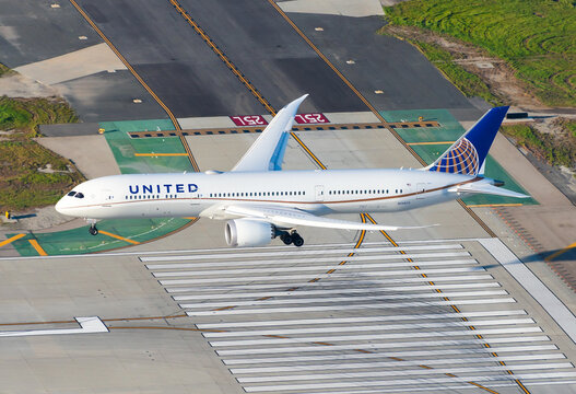 United Airlines Boeing 787-9 Dreamliner aircraft on final approach. Airplane of United Airlines 787 over runway threshold. Plane N24973.