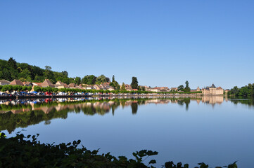 Fototapeta na wymiar Lac de La Clayette et château