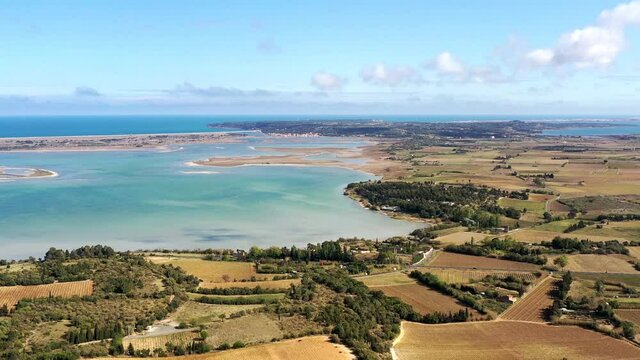Etangs, vignes et flamants roses dans le sud de la France