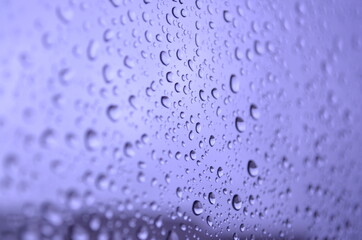 Gotas de lluvia sobre vidrio durante el anochecer en ambiente nostálgico