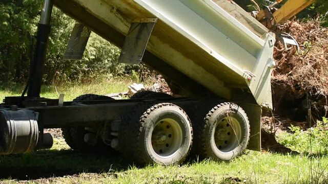 Lowering dump truck box 