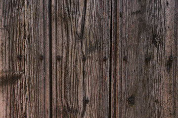 Fototapeta premium Textura de madera vieja de ventanas y puertas desgastada por el tiempo con grietas y clavos oxidados