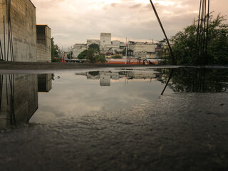 Barrio popular - Reflejo en charco de agua 