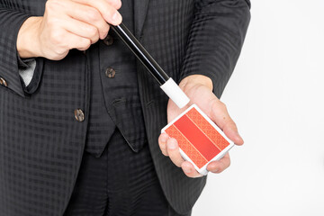 トランプでカードマジックをするマジシャンの手元