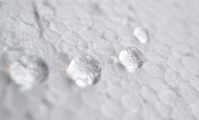 cuatro gotas de agua limpia sobre fondo blanco desenfocado
