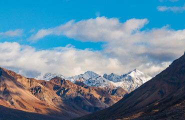 Fototapeta premium snow capped jagged mountain peaks of the Alaskan mountain range inside Denali national park.