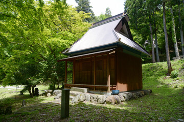 新緑の鶏足寺　護摩堂　滋賀県長浜市