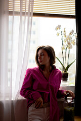 Frau in Rot und Blau