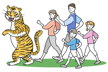 虎の後ろからウォーキングする家族-振り向く