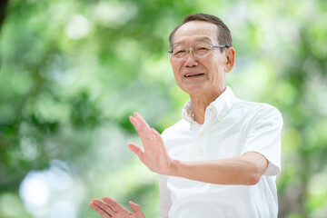 運動・シニア男性・新緑