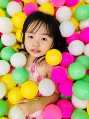 Fototapeta na wymiar girl with colorful balloons