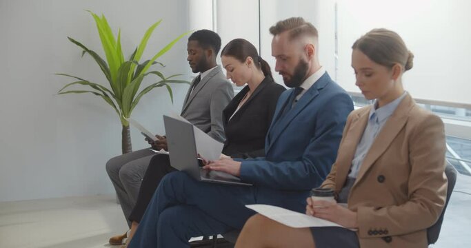 Hr manager inviting job candidate for interview
