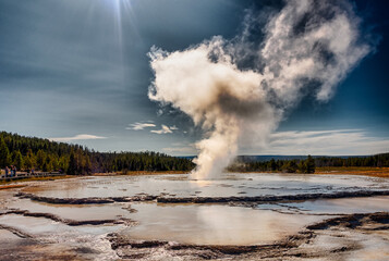 Eruption of Old Faithful geyser at Yellowstone Nationl park - obrazy, fototapety, plakaty