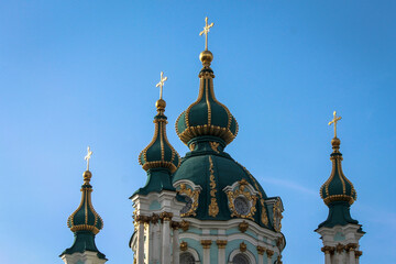 Fototapeta na wymiar Green domes of the Kiev-Pechersk Lavra church against the blue sky