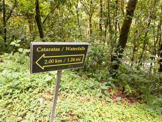 Schild zum Wasserfall des Rio Savegre im Savegre Tal in Costa Rica