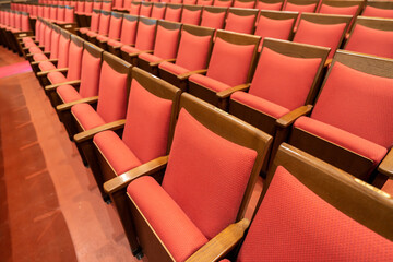 劇場・ホールのレトロな赤い座席