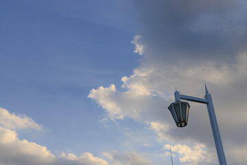 空と街灯
