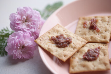 おしゃれな薔薇ジャムとスナック