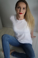 Fototapeta na wymiar Девушка в белой футболке и голубых джинсах